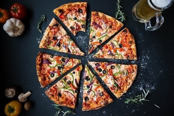 Cắt bánh pizza thành từng miếng vừa ăn sau khi nướng