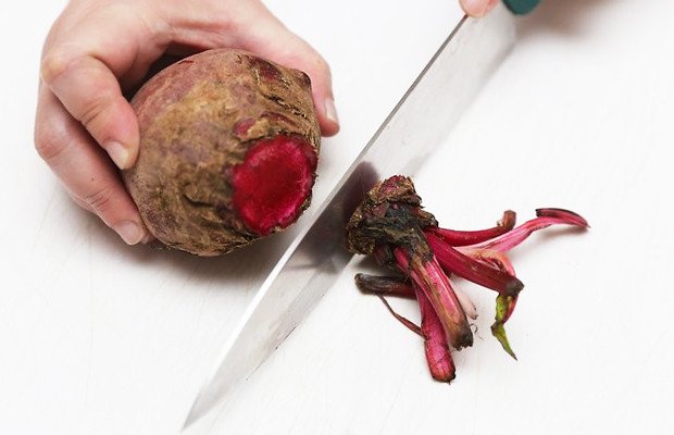 cắt bỏ phần cuống của củ cải đỏ trước khi chế biến