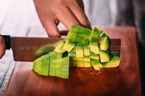 Cách Làm Sinh Tố Bơ Thơm Ngon, Dẻo Mịn Chuẩn Vị Tại Nhà Cắt bơ sáp thành miếng nhỏ chuẩn bị làm sinh tố bơ dẻo mịn