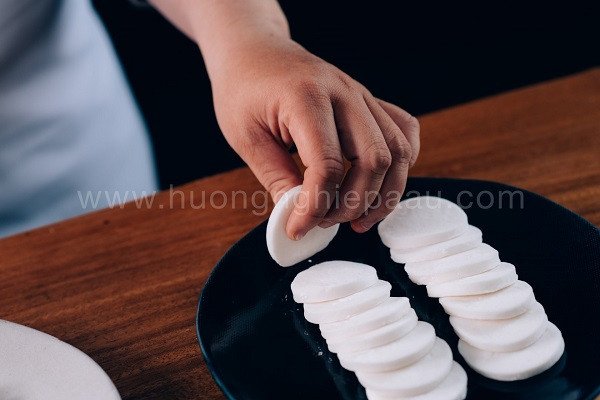Cắt bột thành những miếng tròn nhỏ để làm vỏ bánh Pateso