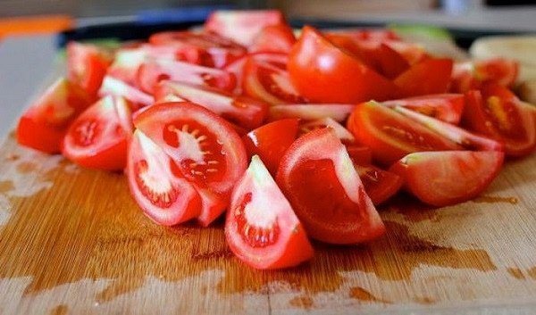 cắt cà chua làm tư chuẩn bị làm tương cà chua