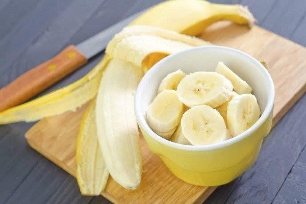 Cắt chuối thành lát để làm bánh chuối nướng đơn giản