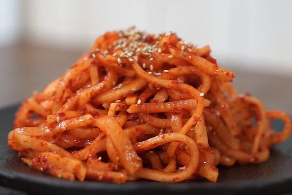 Cắt củ cải thành sợi để làm kim chi củ cải thái sợi