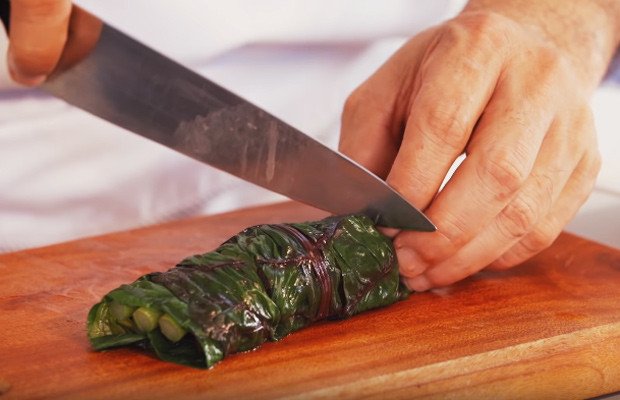 Cắt cuộn rau củ thành khoanh trang trí món bò beefsteak