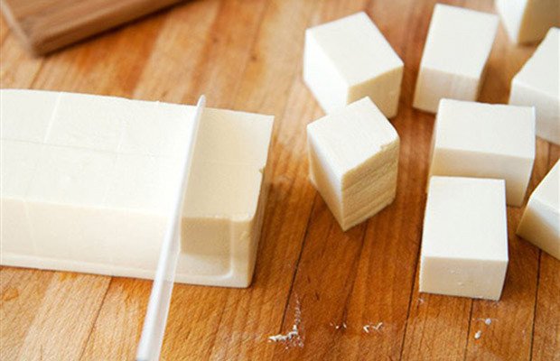 Cắt đậu hũ non đã luộc thành miếng nhỏ vừa ăn