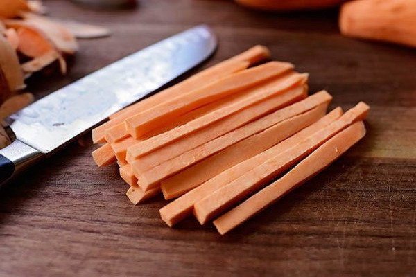 Cắt khoai lang thành thanh dài để làm khoai lang chiên