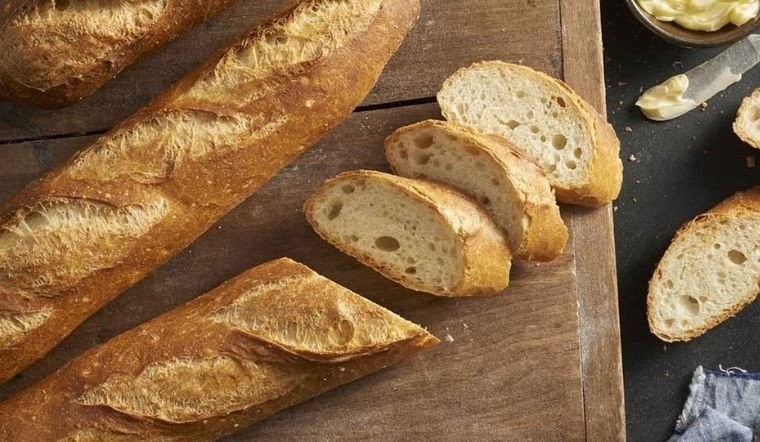 Cắt lát bánh mì để làm bánh mì bơ tỏi