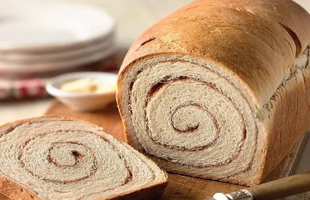 Cắt lát bánh mì nguyên cám thơm lừng, giòn rụm hấp dẫn