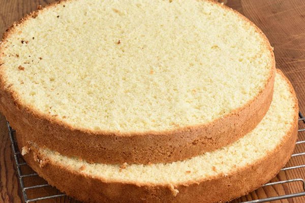 Cắt lát đế bánh bông lan làm mousse xoài