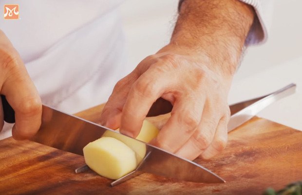 Cắt lát khoai tây mỏng đều chuẩn bị nướng cùng bò beefsteak