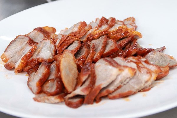 Cắt lát thịt xá xíu đã chín mềm