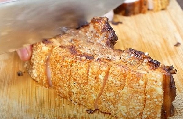 Cắt nhỏ thịt heo và thưởng thức món heo quay thơm ngon