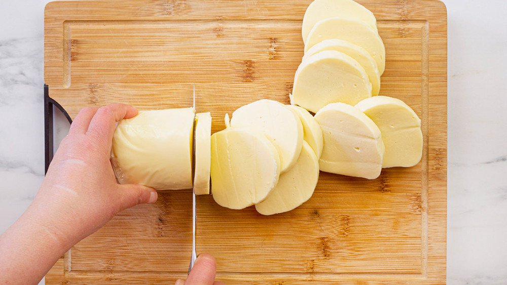 Cắt phô mai mozzarella để làm bánh đồng xu
