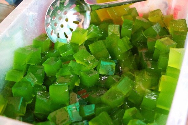Cắt thạch rau câu lá dứa thành hạt lựu để trộn vào bánh flan trái dừa