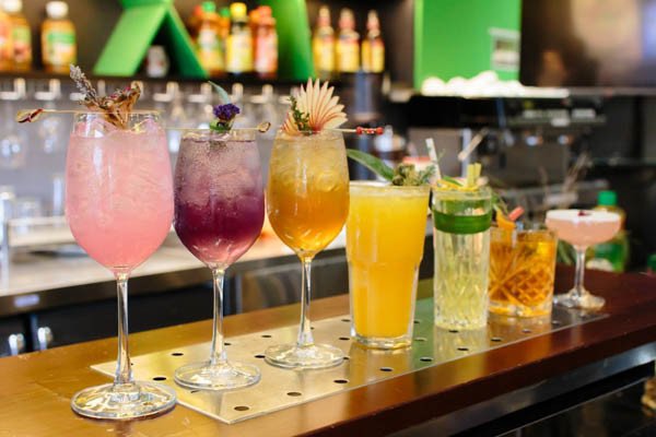 Cắt tỉa trái cây đơn giản để trang trí đồ uống đẹp mắt