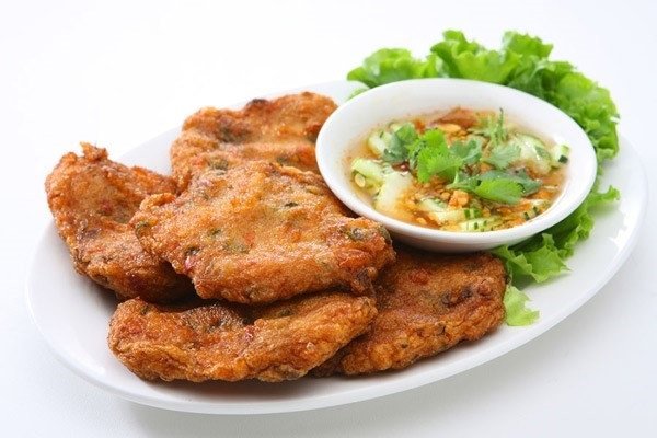 chả cá Đà Nẵng chiên vàng ruộm ăn kèm bún chả cá