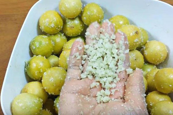 Chà xát chanh với muối hạt loại bỏ vị đắng