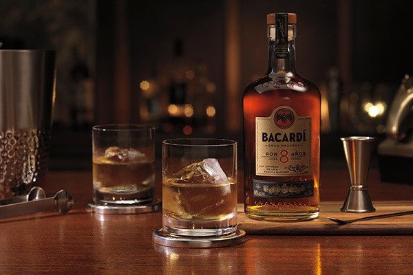 Chai rượu Rum trắng, thành phần chính để pha chế cocktail Daiquiri cổ điển