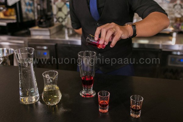 Chai syrup Grenadine màu đỏ đậm, nguyên liệu không thể thiếu để tạo nên màu sắc ấn tượng cho Soda Red Sunset.