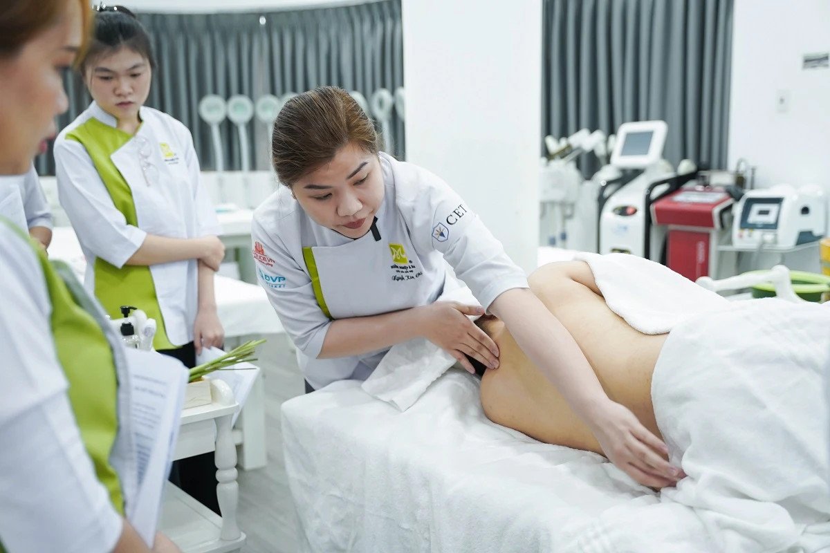Chăm sóc mẹ bầu thông qua massage nhẹ nhàng giúp thư giãn