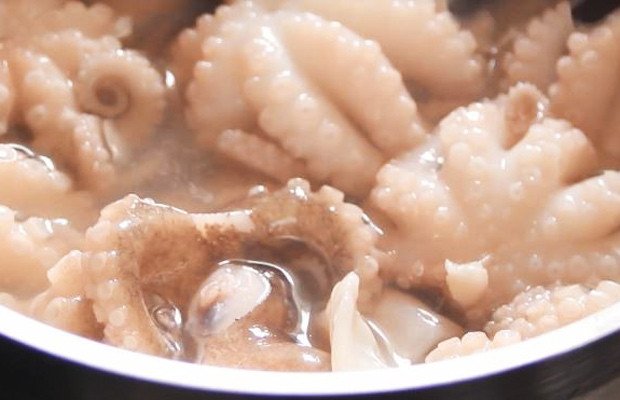 Chần bạch tuộc sơ qua nước sôi để món bạch tuộc xào cay Hàn Quốc giữ được độ giòn