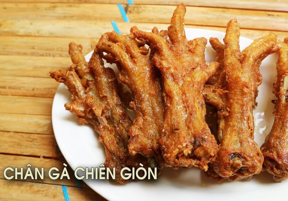 Chân gà chiên giòn vàng ươm, lớp vỏ giòn rụm bên ngoài và thịt mềm ngọt bên trong