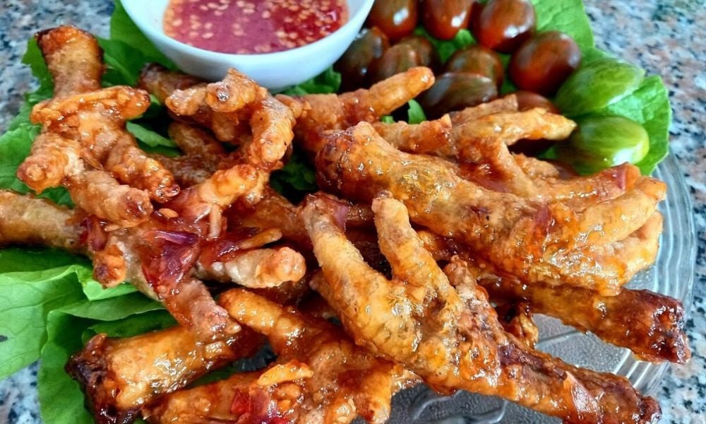 Chân gà chiên mắm vàng óng, nước sốt bóng bẩy thấm đều từng chiếc, rất hấp dẫn