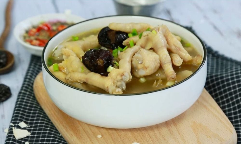 Chân gà hầm thuốc bắc bốc khói nghi ngút, màu sắc hấp dẫn, rất bổ dưỡng