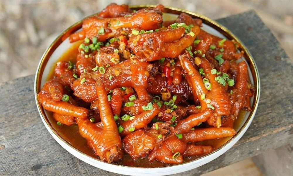 Chân gà hầm xì dầu màu nâu cánh gián bóng bẩy, nước sốt sánh đặc, vô cùng hấp dẫn