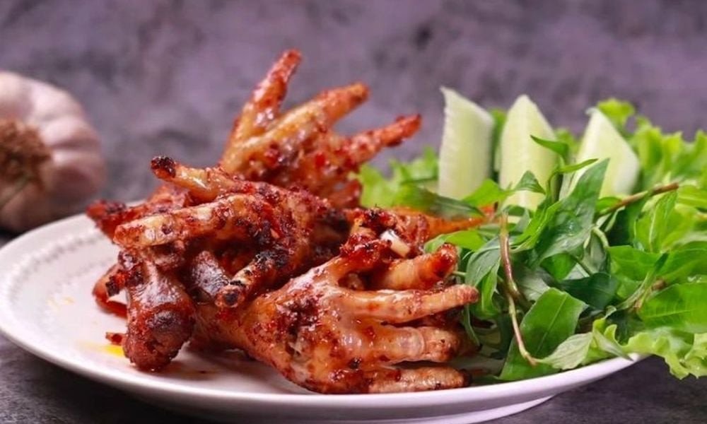 Chân gà nướng muối ớt đỏ cam hấp dẫn, thơm lừng và cay nồng