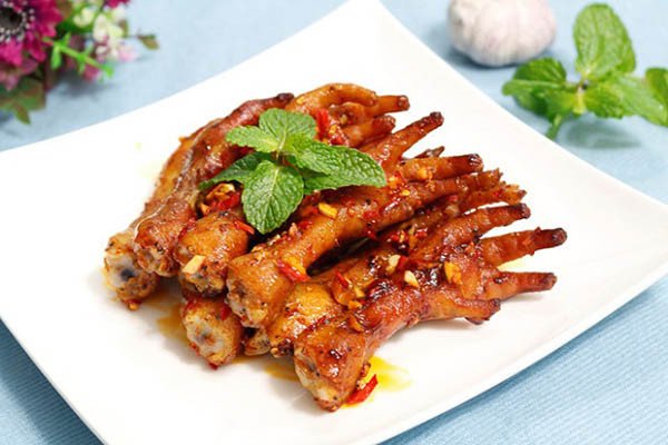 Chân gà nướng muối ớt vàng óng, hấp dẫn