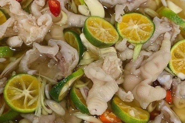 Chân gà sả tắc giòn ngon, món ăn vặt tiện lợi