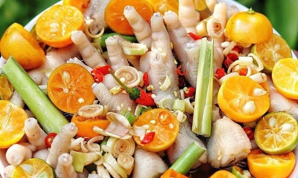 Chân gà sả tắc vàng óng, thấm vị chua ngọt, điểm xuyết màu xanh của sả và tắc