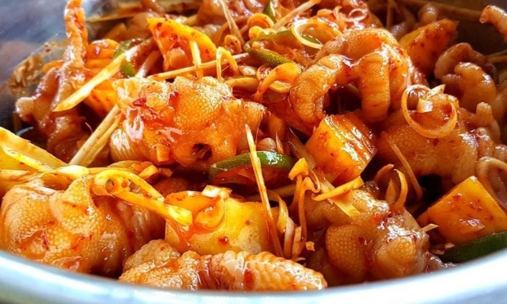 Chân gà sốt Thái với màu sắc rực rỡ, hấp dẫn, thấm đẫm hương vị chua cay Thái