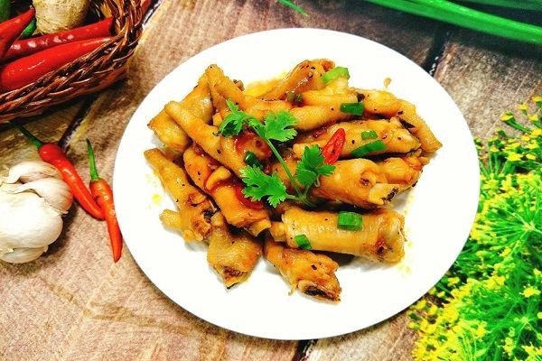 Chân gà xào chua ngọt màu vàng óng ả