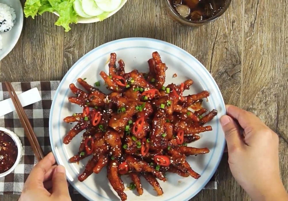 Chân gà xào sả ớt thơm lừng, màu sắc hấp dẫn, thấm đẫm gia vị