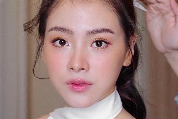 Chân mày kiểu Thái đặc trưng bởi những đường vẽ nhỏ giống như lông chân mày.