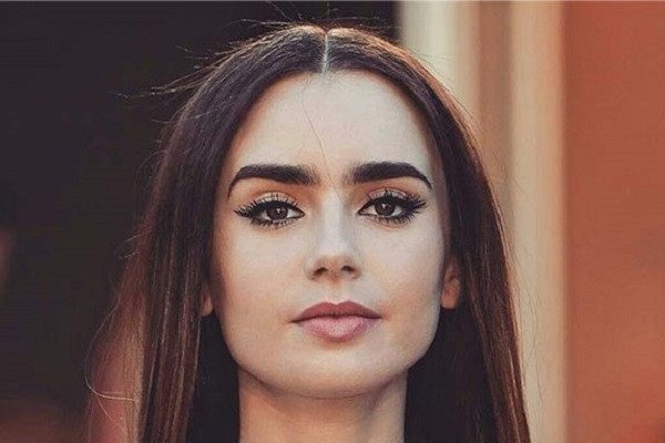 Chân mày lưỡi mác phù hợp với những gương mặt góc cạnh, tạo vẻ sắc sảo và cá tính.