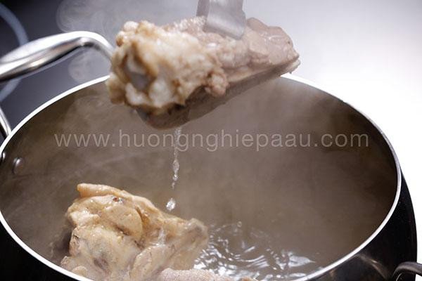 Bí Quyết Nấu Lẩu Gà Nấu Nấm Ngon Chuẩn Vị Gia Đình chần xương gà và xương heo đúng cách