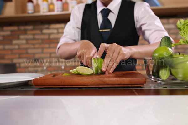 Chanh tươi vỏ mỏng cắt lát để làm nước detox táo dưa leo