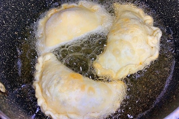 Chảo chiên bánh gối chay vàng ruộm, giòn rụm hấp dẫn