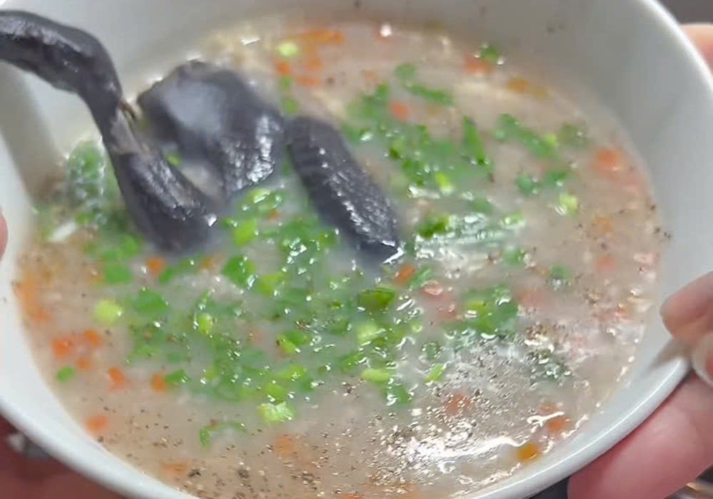 Cháo gà đậu đen giải nhiệt cơ thể