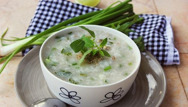 Cháo hành gạo lứt nóng hổi giúp giải cảm nhanh chóng