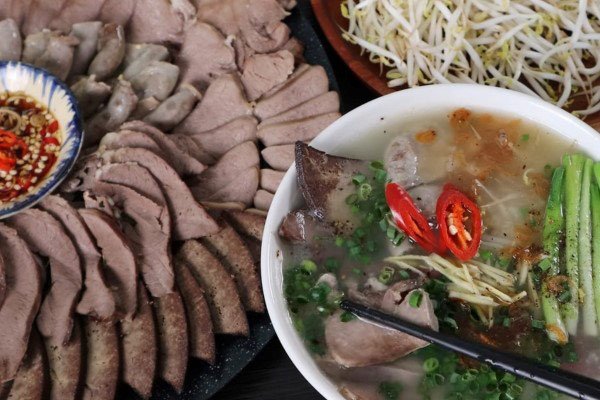 Cháo lòng heo nóng hổi, thơm ngon khó cưỡng