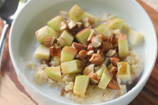 Cháo quinoa yến mạch kết hợp trái cây cho bé