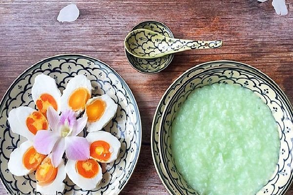 Cách Nấu Cháo Trắng Thơm Ngon, Nở Bung Cho Bữa Ăn Chuẩn Vị cháo trắng lá dứa hột vịt muối