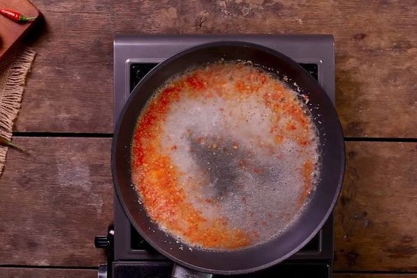 Chế biến hỗn hợp muối ớt rang trên chảo không dính