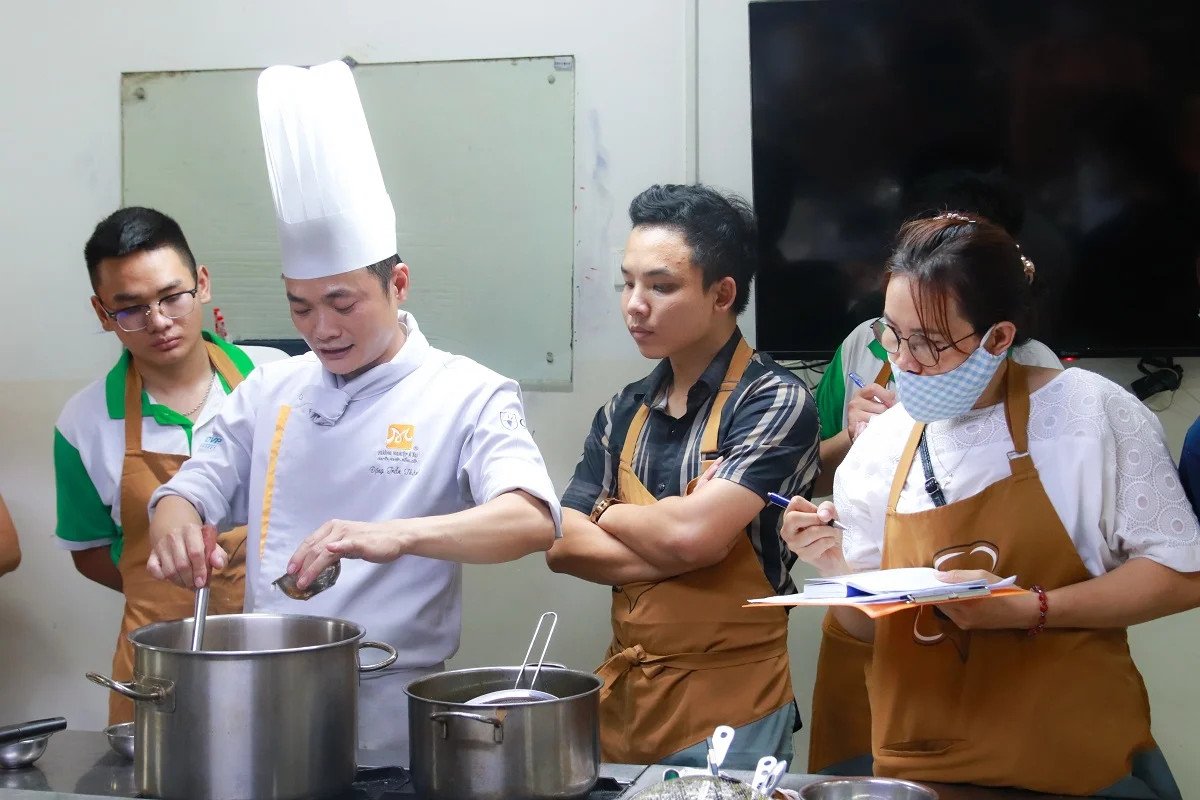 Hủ tiếu mì: Bí quyết nấu chuẩn vị thơm ngon khó cưỡng Chế biến nước lèo hủ tiếu mì