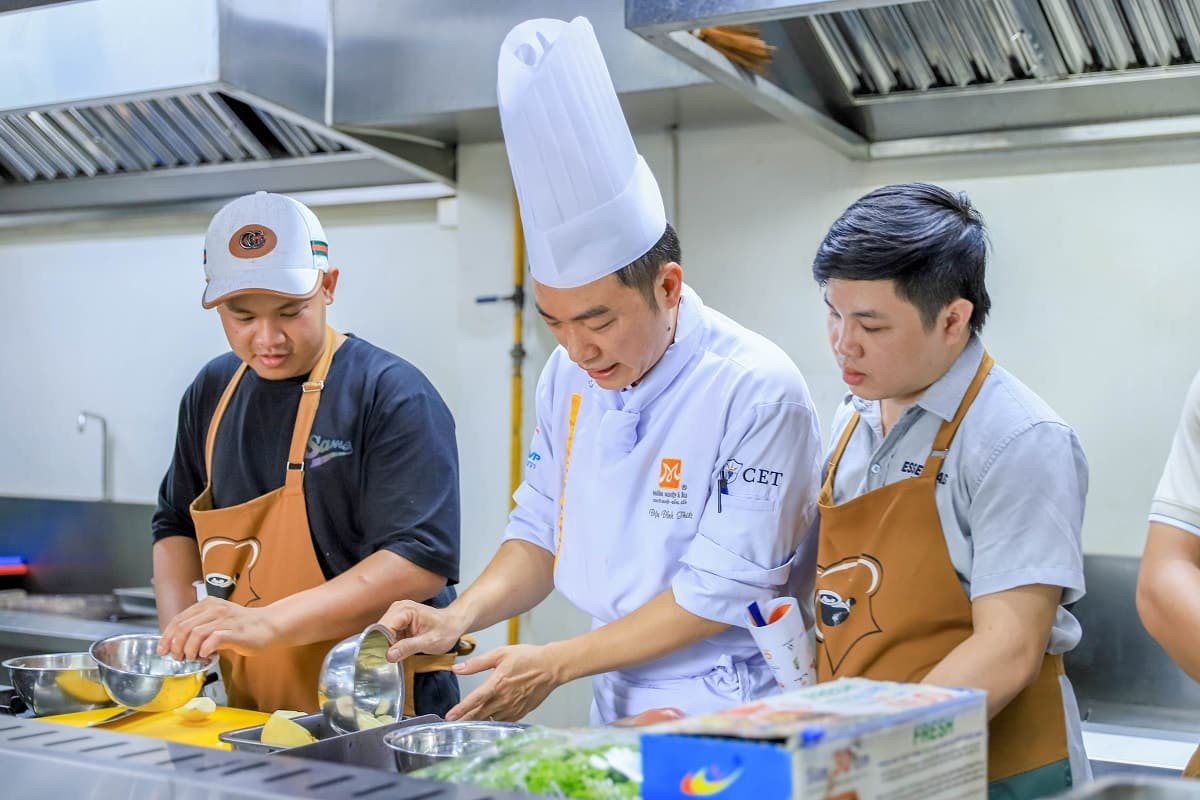 Chế biến và trình bày món lẩu nướng hấp dẫn