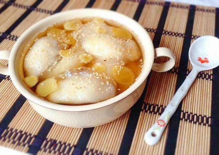 Khám Phá 16 Món Ăn Vặt Hấp Dẫn Từ Bột Năng Tuyệt Ngon Chè bột lọc nhân đậu xanh dẻo thơm, béo ngậy